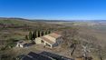 Rolling Hills Italy - Farmhouse with breathtaking views over the Val d'Orcia.