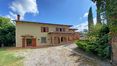 Rolling Hills Italy - Intéressante villa avec jardin à vendre à Montepulciano.