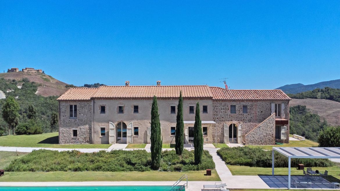 Rolling Hills Italy -  Vendesi meravigliosa proprietà con piscina a Volterra.