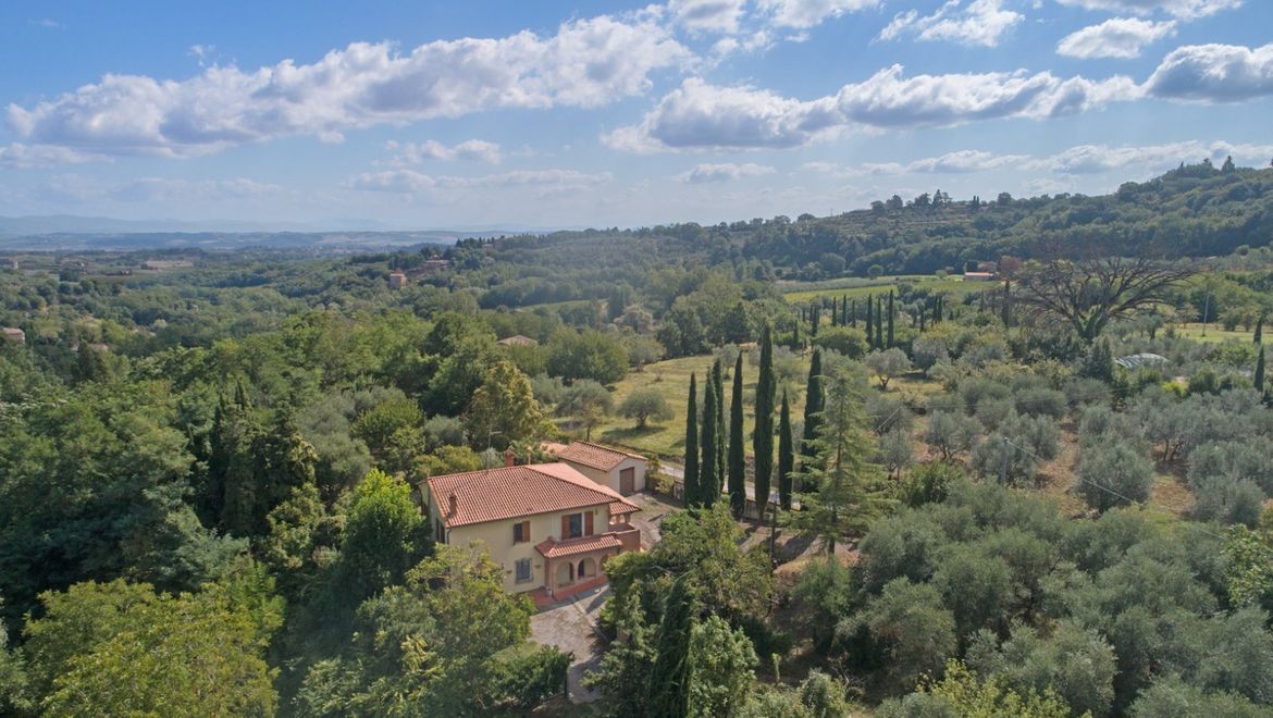 Rolling Hills Italy - Vendesi interessante villa con giardino a Montepulciano.