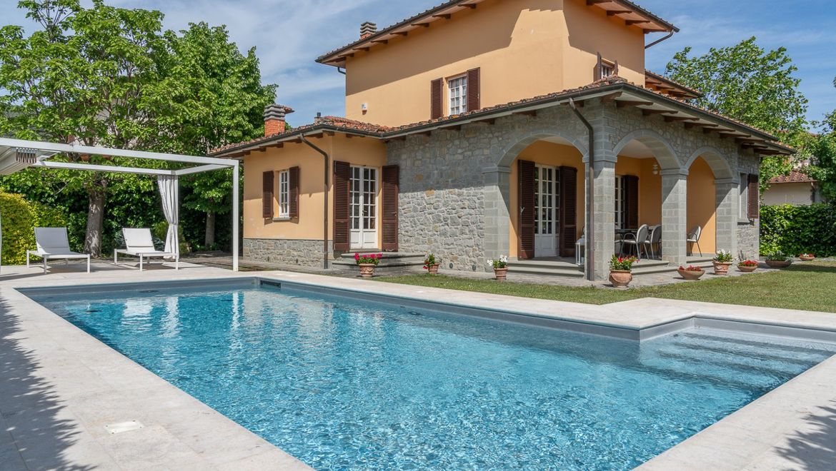 Rolling Hills Italy - Delightful villa with pool near Cortona, Arezzo.