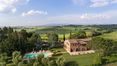 Rolling Hills Italy - Casale con vista su Montepulciano in Toscana.