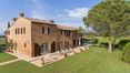 Rolling Hills Italy - Landhaus mit Blick auf Montepulciano, in der Toskana.