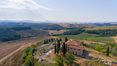 Rolling Hills Italy - In vendita bellissimo casale nei pressi di Asciano, Siena.
