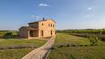 Rolling Hills Italy - A vendre ferme récemment restaurée à Cortona en Toscane.
