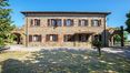 Rolling Hills Italy - À vendre ferme de 800 m² en Toscane. Le bâtiment est divisé en 6 appartements pour un total de 13 chambres, 8 salles de bain et 10,5 ha de terrain.