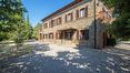 Rolling Hills Italy - Zu verkaufen Bauernhaus von 800 qm in der Toskana. Das Gebäude ist in 6 Wohnungen mit insgesamt 13 Schlafzimmern, 8 Bädern und 10,5 ha Land aufgeteilt