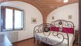 Rolling Hills Italy - Zu verkaufen Bauernhaus von 800 qm in der Toskana. Das Gebäude ist in 6 Wohnungen mit insgesamt 13 Schlafzimmern, 8 Bädern und 10,5 ha Land aufgeteilt