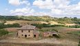 Rolling Hills Italy - Halb renoviertes Bauernhaus mit Blick auf Montepulciano.