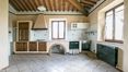 Rolling Hills Italy - Halb renoviertes Bauernhaus mit Blick auf Montepulciano.