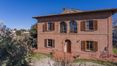 Rolling Hills Italy - Vendesi elegante casale in mattoni di circa 400 mq. disposto su tre livelli e con giardino a Montepulciano, Siena.