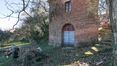 Rolling Hills Italy - Vendesi elegante casale in mattoni di circa 400 mq. disposto su tre livelli e con giardino a Montepulciano, Siena.