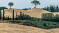 Rolling Hills Italy - Spectacular villa for sale in Buonconvento, Siena.