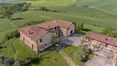 Rolling Hills Italy - A vendre ferme partiellement à restaurer à Asciano.