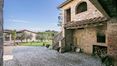 Rolling Hills Italy - A vendre ferme partiellement à restaurer à Asciano.
