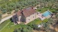 Rolling Hills Italy - Vendesi splendido casale con piscina e vista su Cortona.