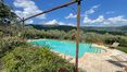 Rolling Hills Italy - Rustico casale con piscina a sfioro a Cortona, Toscana.