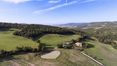 Rolling Hills Italy - Nel comune di Radicofani, vendesi azienda agricola di 377 mq, per un totale di 4 camere e 5 bagni, con piscina e terreno di c.ca 37 ha 