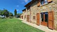 Rolling Hills Italy - A vendre élégante ferme avec vue sur Cortona, Arezzo.