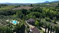Rolling Hills Italy - Immobilie zum Verkauf mit Blick auf Chianciano Terme.