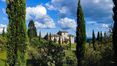 Rolling Hills Italy - For sale remarkable farmhouse in the Chianti Senese area.