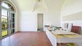 Rolling Hills Italy - Vendesi elegante casa colonica in pietra a Lucignano.
