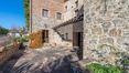 Rolling Hills Italy - Elegante dimora in pietra con piscina e giardino a Sarteano.