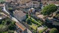 Rolling Hills Italy - Elegante appartamento con giardino in centro storico.