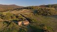 Rolling Hills Italy - Panoramaliegenschaft zum Renovieren im Val d'Orcia