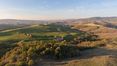 Rolling Hills Italy - Panoramaliegenschaft zum Renovieren im Val d'Orcia