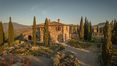 Rolling Hills Italy - Magical farmhouse for sale in Val d'Orcia