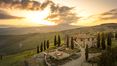 Rolling Hills Italy - Magical farmhouse for sale in Val d'Orcia