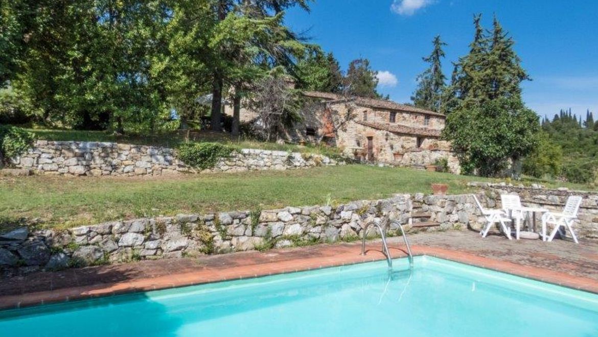 Rolling Hills Italy - Farmhouse with pool for sale in Castellina in Chianti