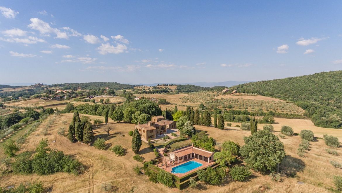 Rolling Hills Italy - Vendesi prestigiosa proprietà con piscina vicino Pienza.