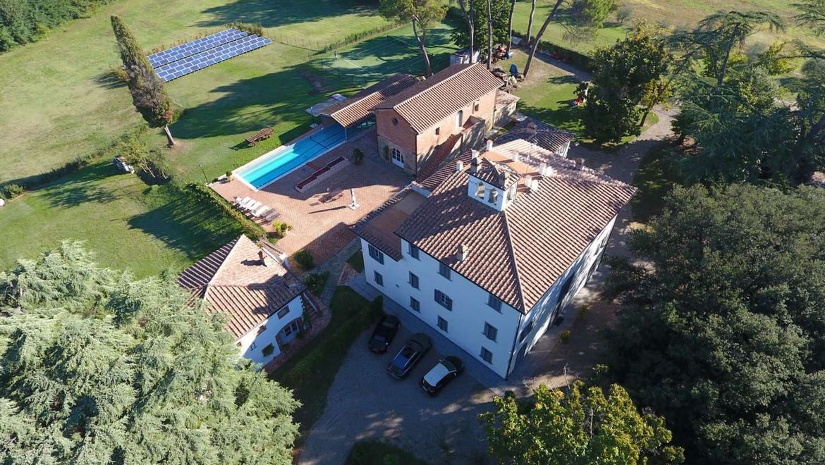 Rolling Hills Italy - Prestigious Villa in Tuscany