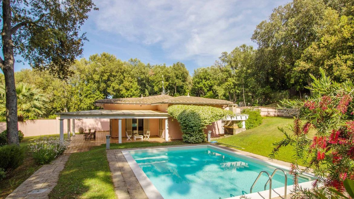 Rolling Hills Italy - Detached villa for sale in Castiglione della Pescaia.