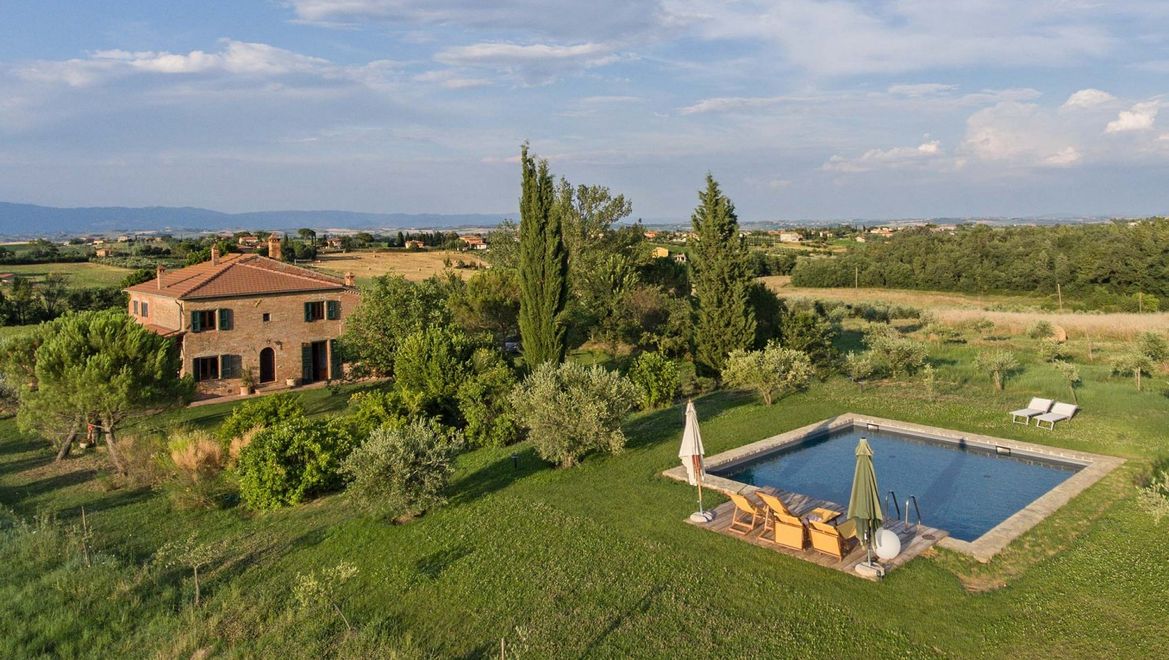 Rolling Hills Italy - Old country-house for sale between Montepulciano and Cortona