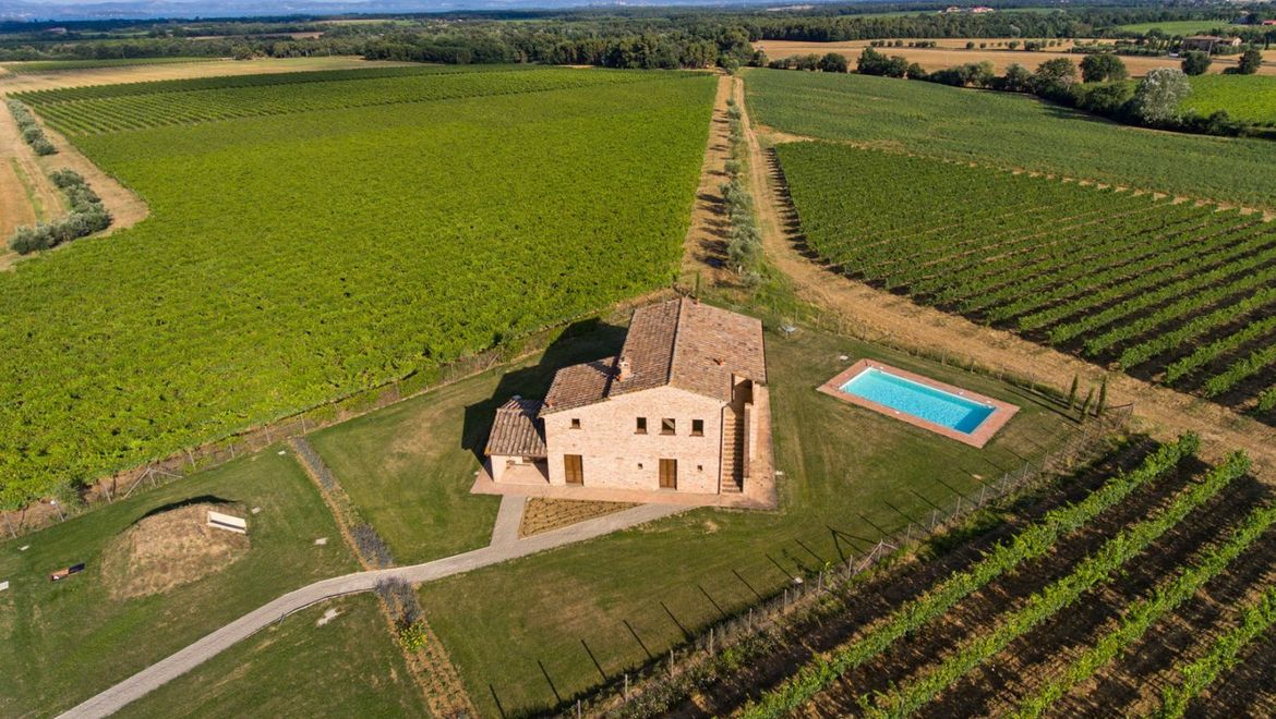 Rolling Hills Italy - Vendesi casale recentemente restaurato a Cortona in Toscana.