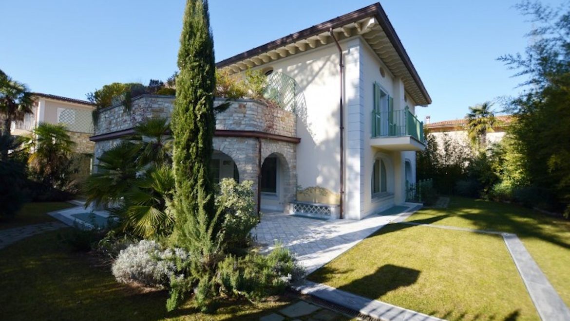 Rolling Hills Italy - For sale luxury villa finelly restored in Forte dei Marmi.