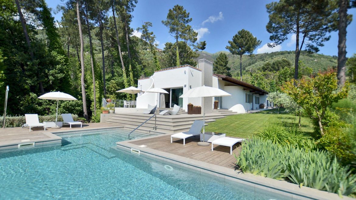 Rolling Hills Italy - Stunning villa with swimming-pool close to Camaiore.