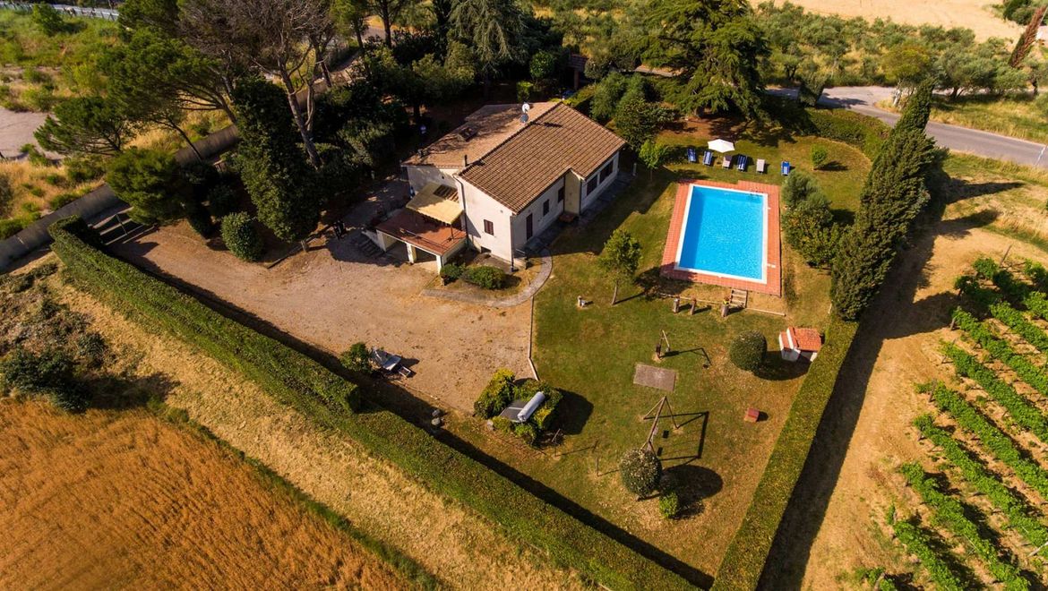 Rolling Hills Italy - For sale lovely house with pool in Umbria.