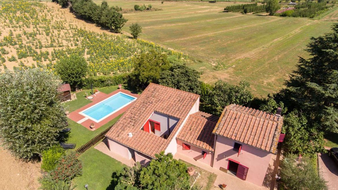 Rolling Hills Italy - For sale delightful country house with pool in Cortona.