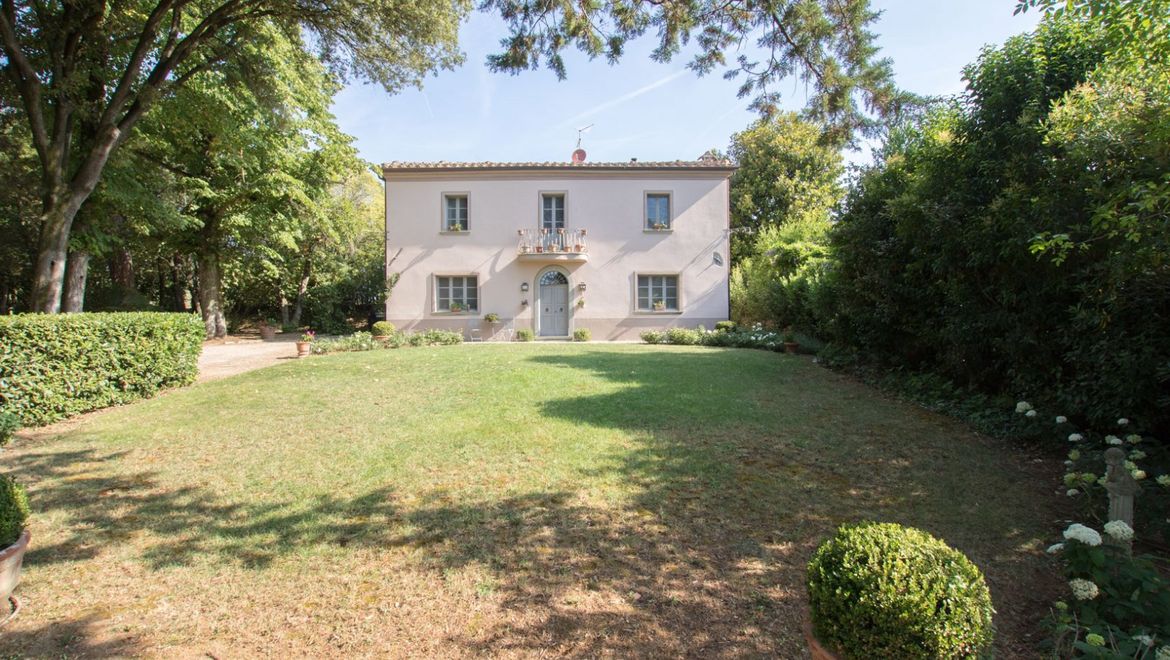 Rolling Hills Italy - Luxury villa dipped in Tuscan countryside.