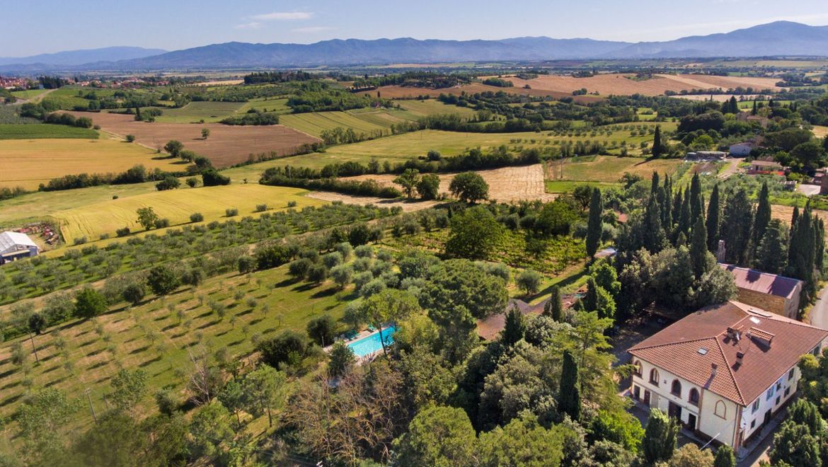 Rolling Hills Italy - For sale organic farmhouse with pool in Tuscany.