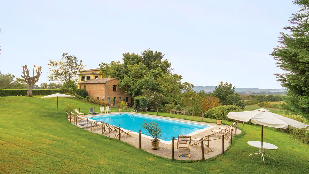 Rolling Hills Italy - Elegant villa with pool in Castiglione del Lago, Umbria.