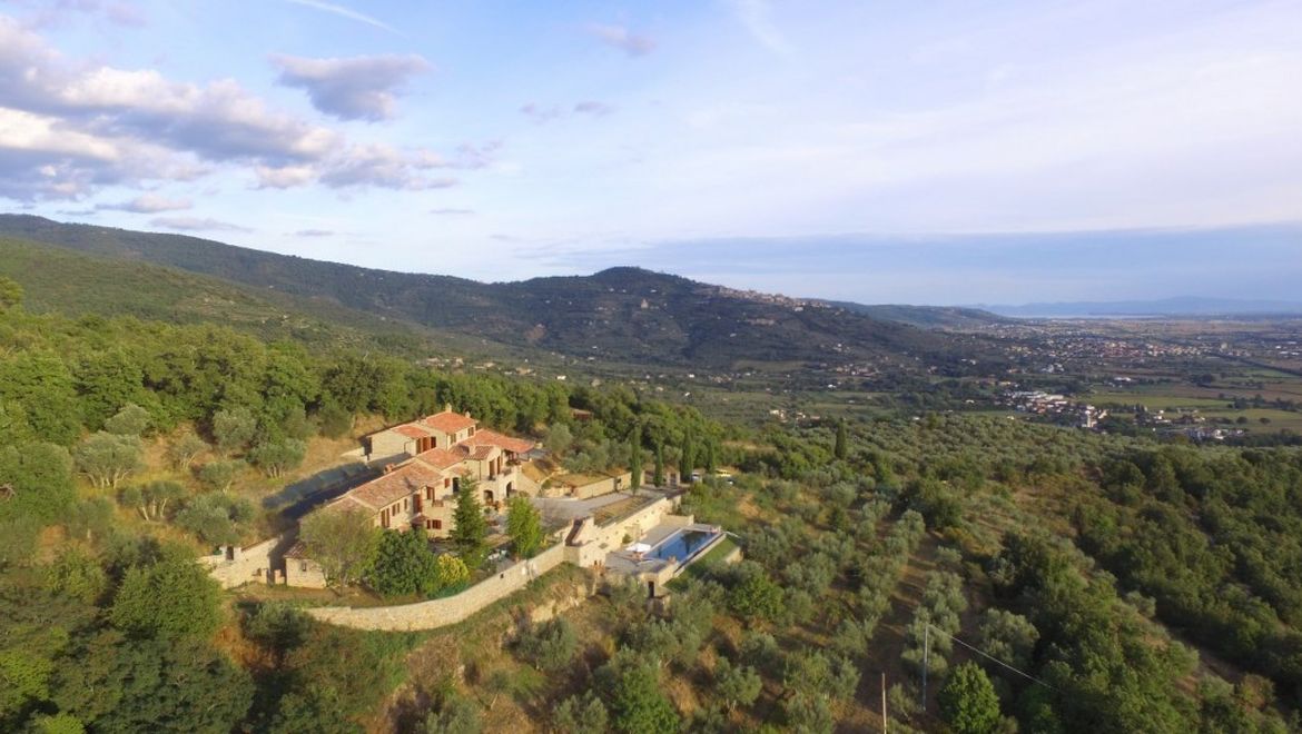 Rolling Hills Italy - Luxurious property with breathtaking views in Cortona.