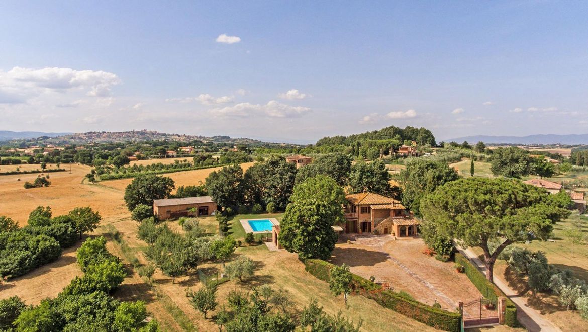 Rolling Hills Italy - Farmhouse with dependance and pool in Lucignano, Arezzo.