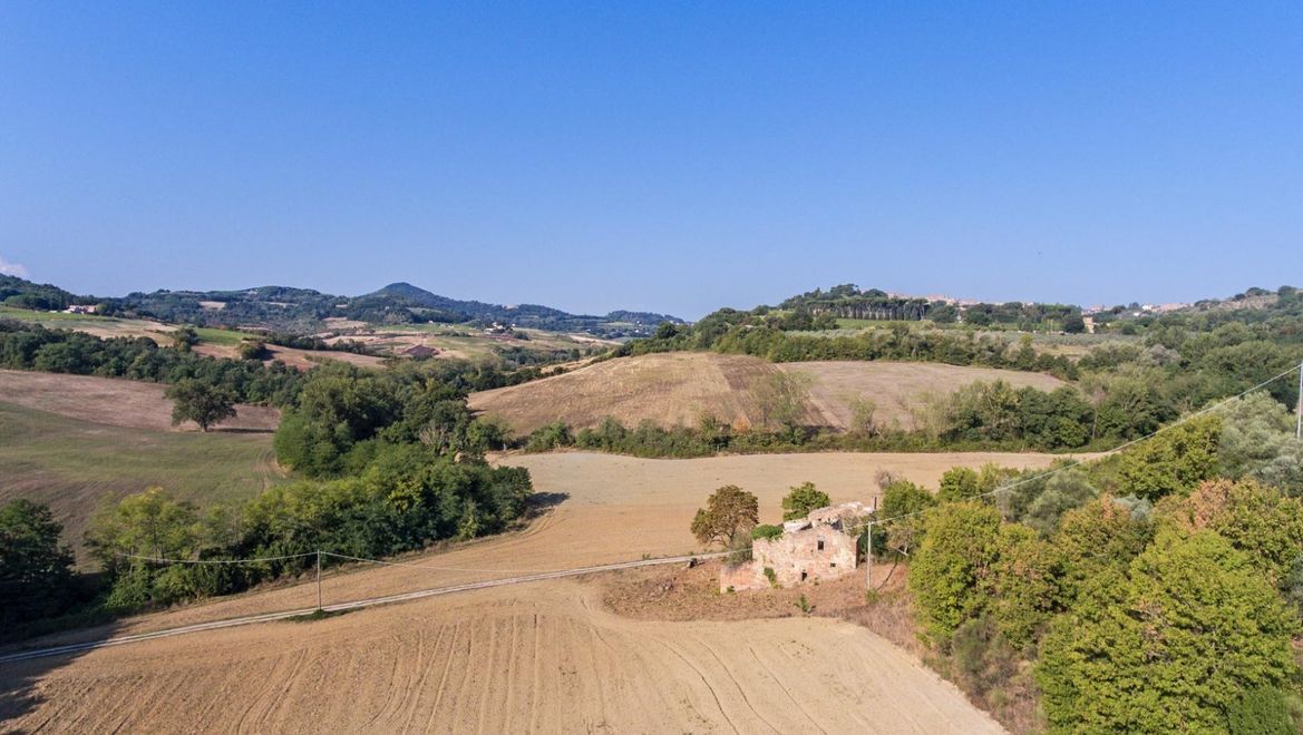 Rolling Hills Italy - Panoramic farmhouse to restore in the hills of Montepulciano