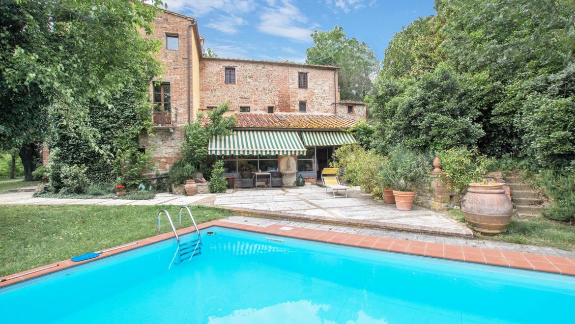 Rolling Hills Italy - Characteristic farmhouse for sale in Asciano, Siena