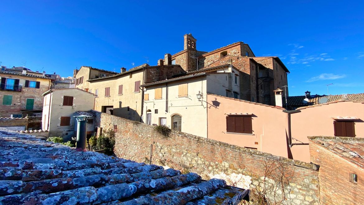 Rolling Hills Italy - Penthouse for sale in the historic center of Montepulciano.